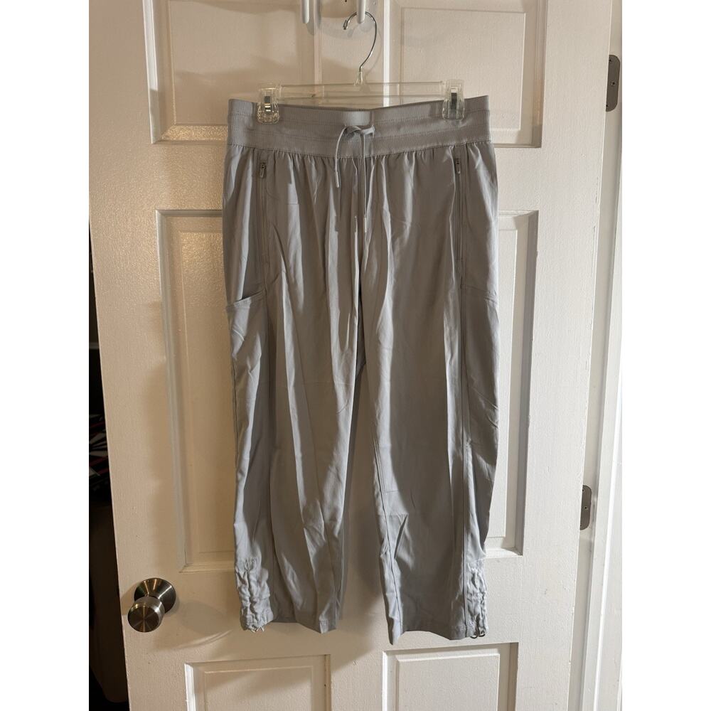 NWT $75 North Face Gray Capri Pants Size Medium
